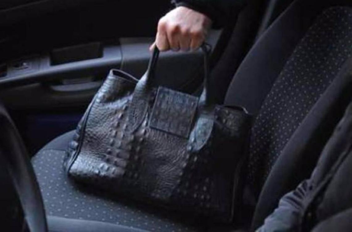 Dimentica la borsa nel carrello della spesa, il supermercato gliela restituisce