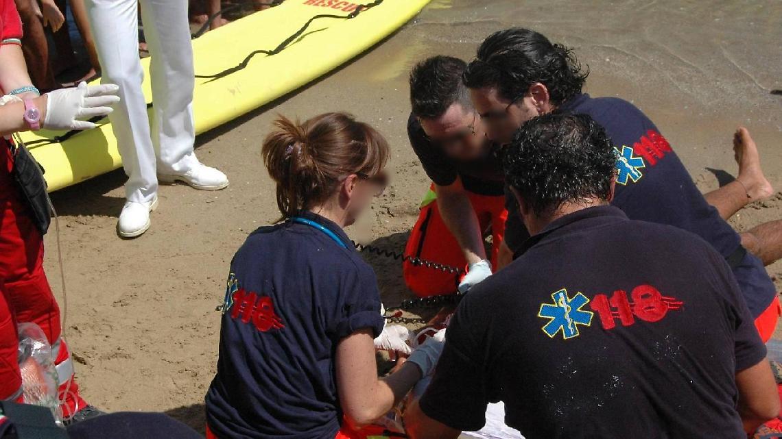 Muore sulla spiaggia mentre è in vacanza in Calabria col centro anziani dell'ex Cral