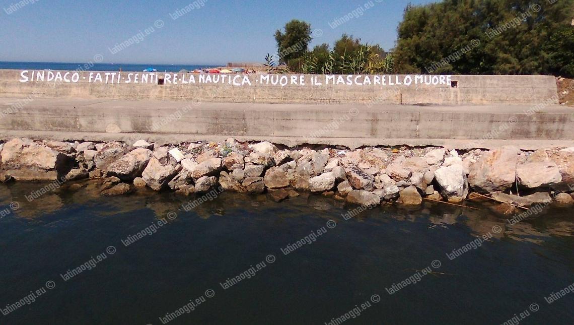 Rio Martino, pazienza finita: scatta la protesta dei diportisti con striscioni contro il sindaco