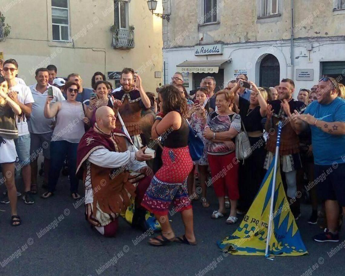 Proposta di matrimonio durante la Sagra delle Regne, protagonista uno sbandieratore