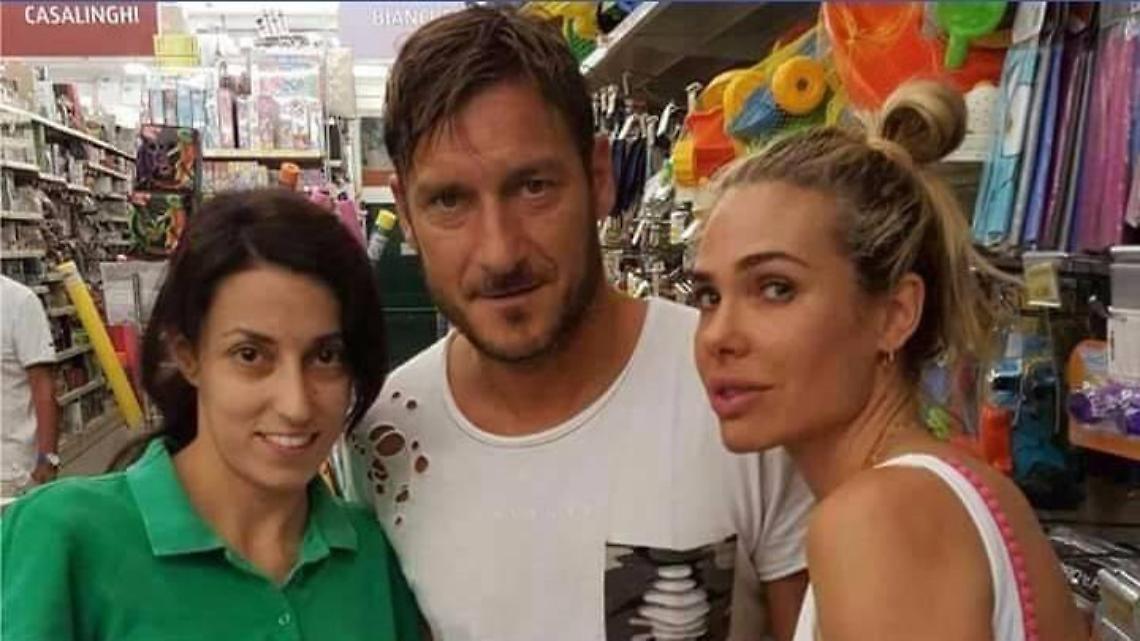 Totti e Ilary fanno spesa nel piccolo supermaket di Sabaudia. Inizia l'estate pontina del campione