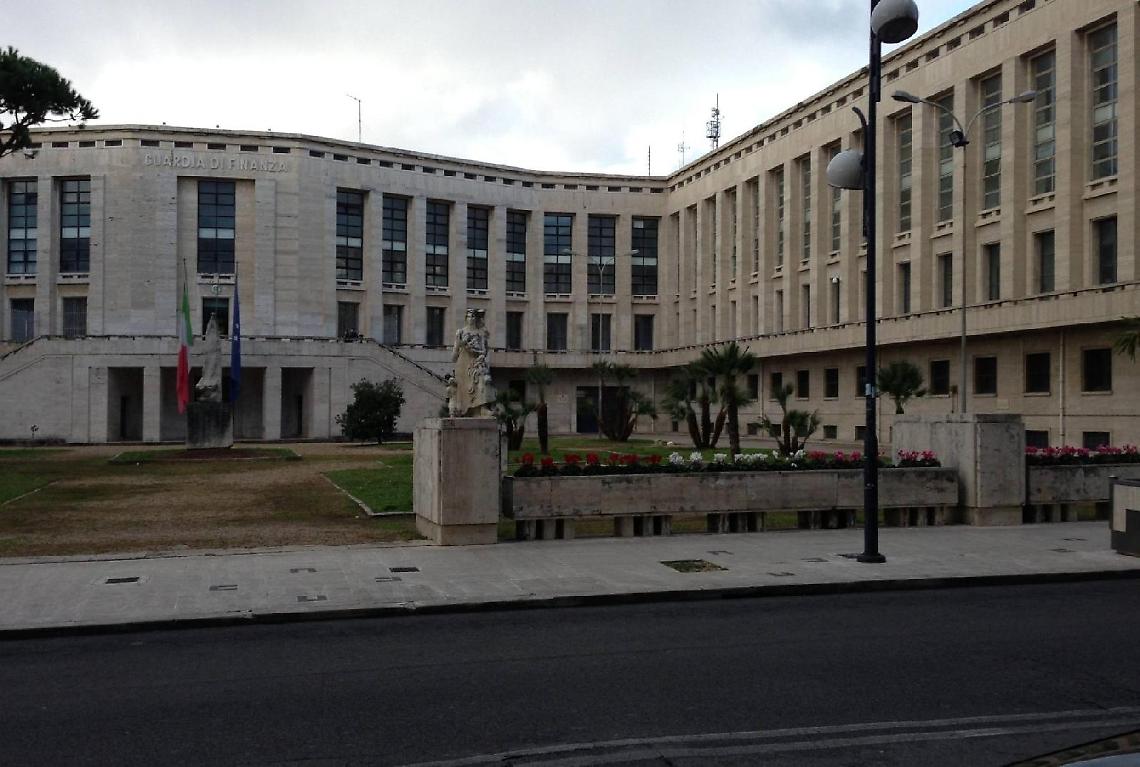 Si può crescere tra i simboli  fascisti di Fondazione della nostra città