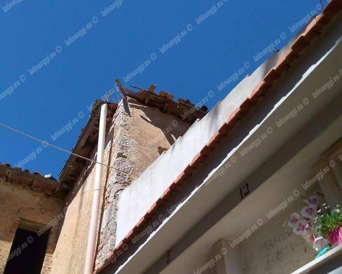 Cimitero in pericolo, diverse tombe e cappelle rischiano di crollare. La mappa dei disagi