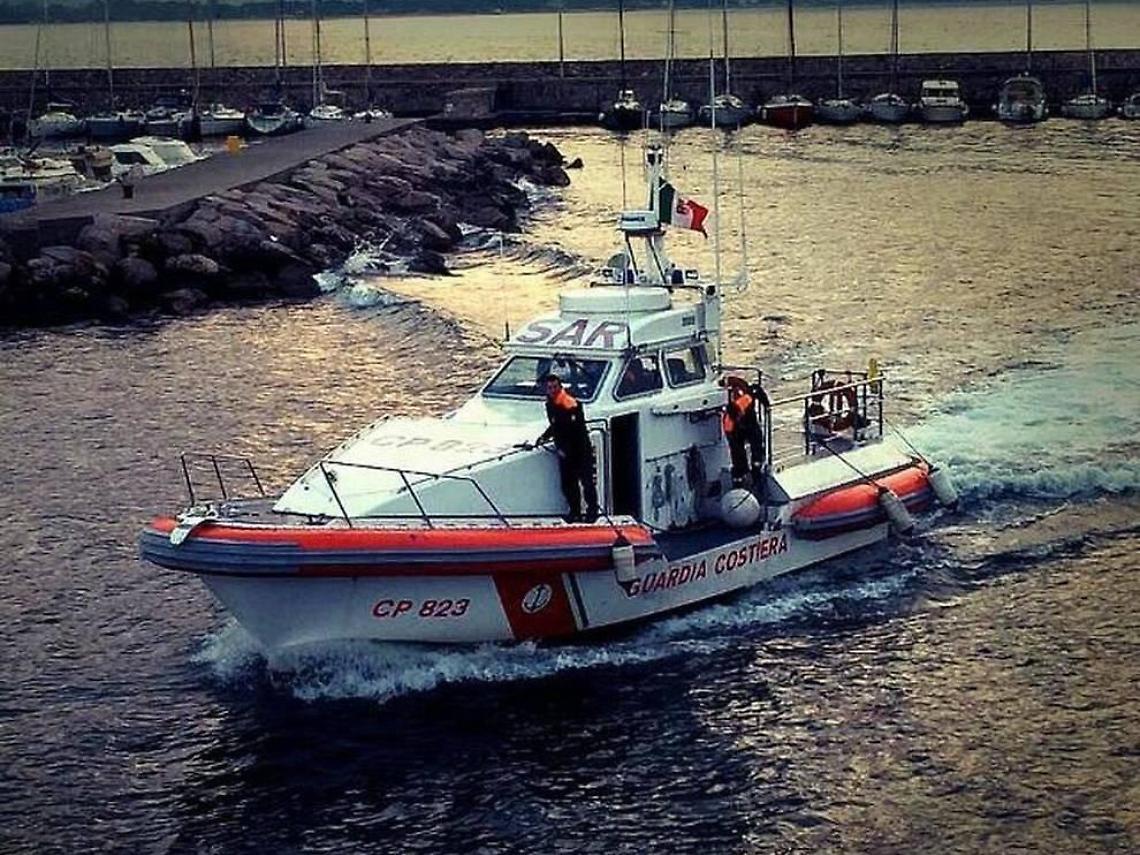 Imbarcazione a vela da Ponza a Fiumicino con motore in avaria, i soccorsi della Guardia costiera
