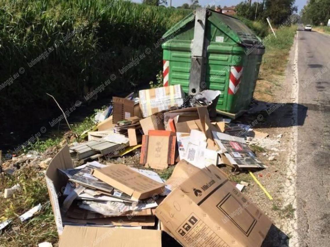 Rifiuti abbandonati per strada o accanto ai cassonetti, raffica di multe per gli incivili