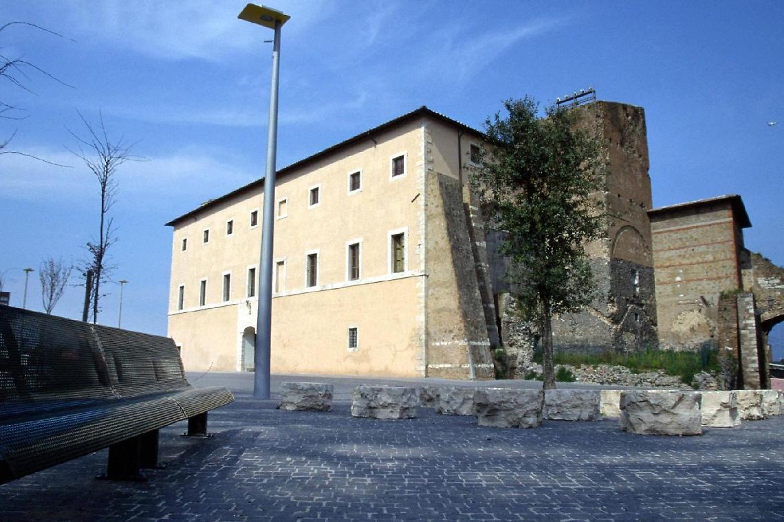 Lavori a Palazzo Caetani, un funzionario comunale e due tecnici indagati per appropriazione degli elaborati