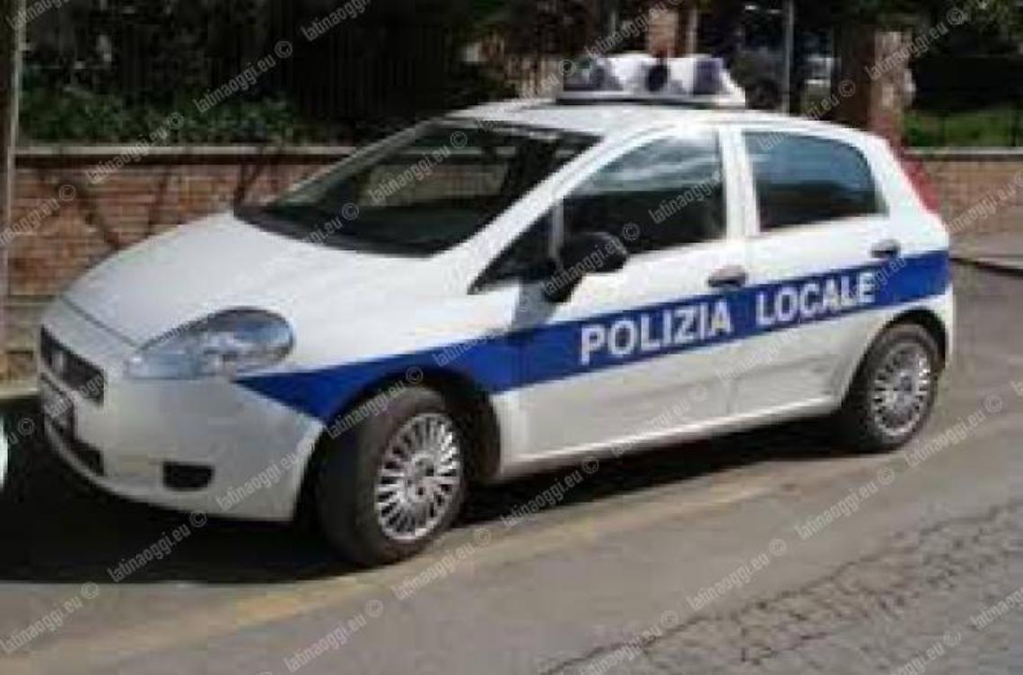 Viene multato e investe i vigili urbani: dopo l'aggressione il conducente è fuggito