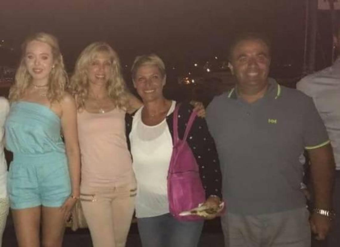 Tiffany Trump sbarca sull'isola Ponza insieme agli amici per una passeggiata sul corso