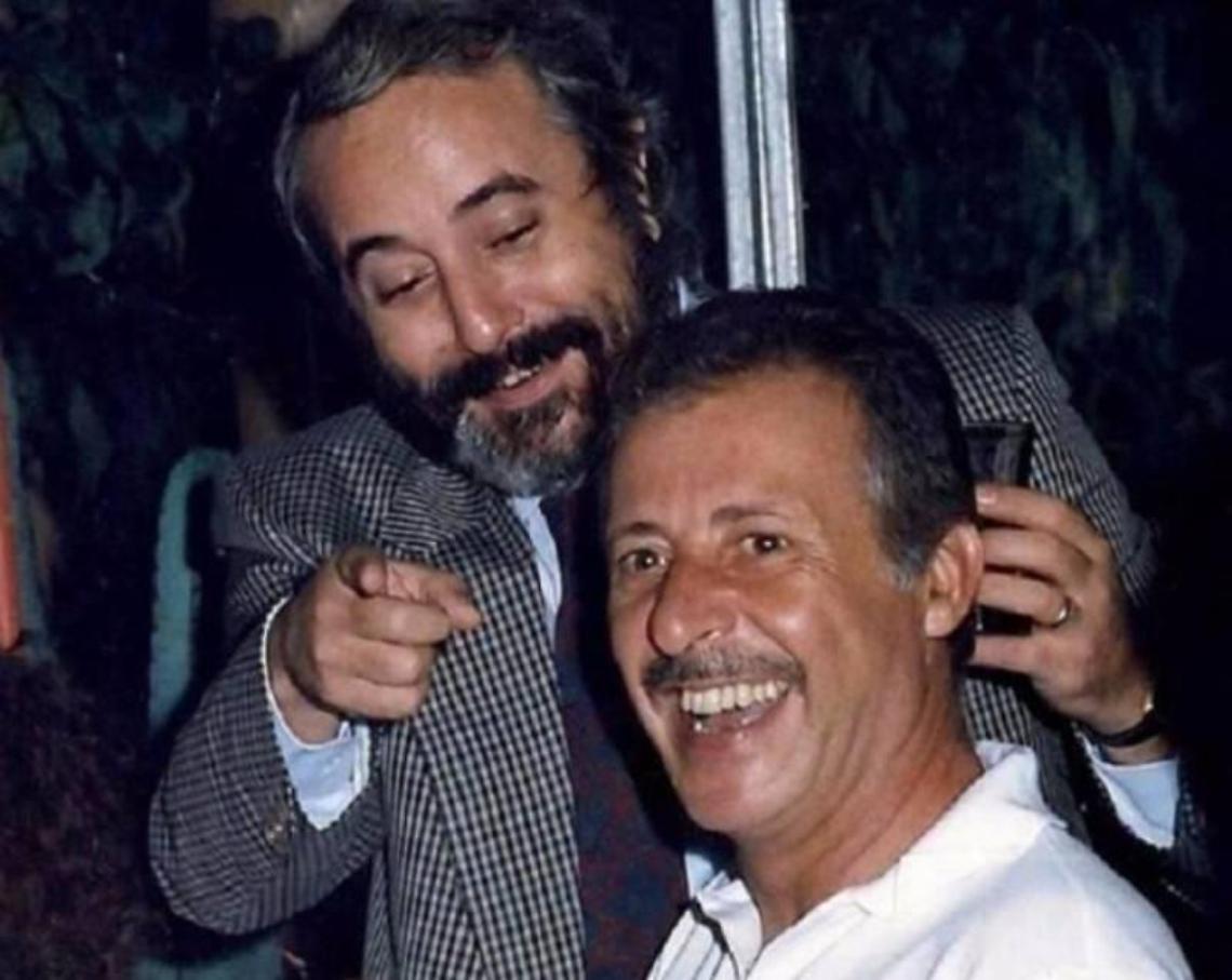 Intitolare piazza Falcone anche a Paolo Borsellino, oggi il flash mob davanti al Tribunale