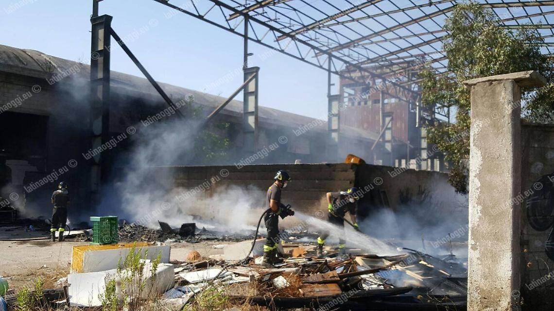 Nell'incendio bruciano i veleni dell'ex Pozzi Ginori, è allarme ambientale