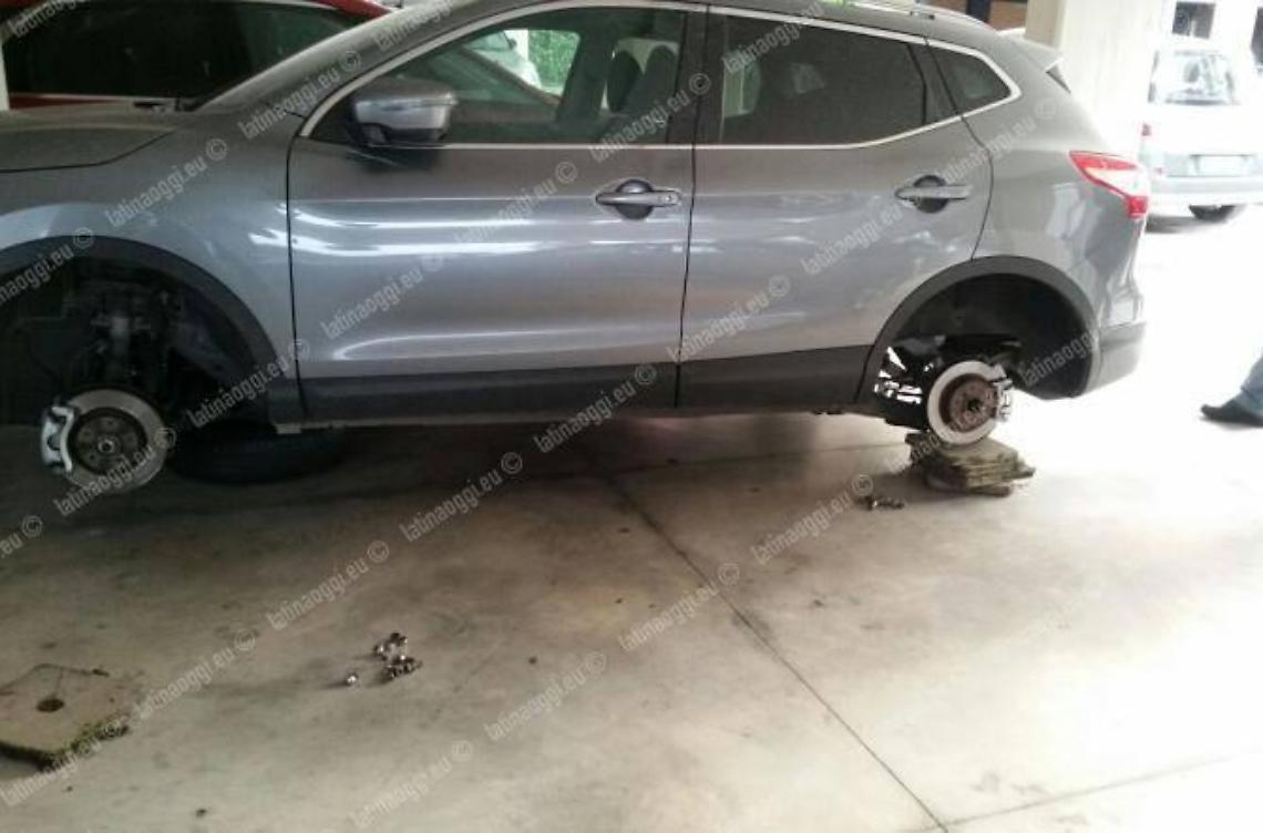 Tornano in azione i ladri di cerchioni. Altre automobili depredate e lasciate sui blocchetti