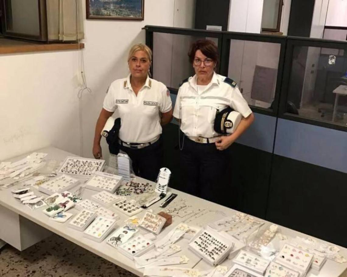 Gioielli, monili e bigiotteria venduti abusivamente sul lungomare, scatta il sequestro