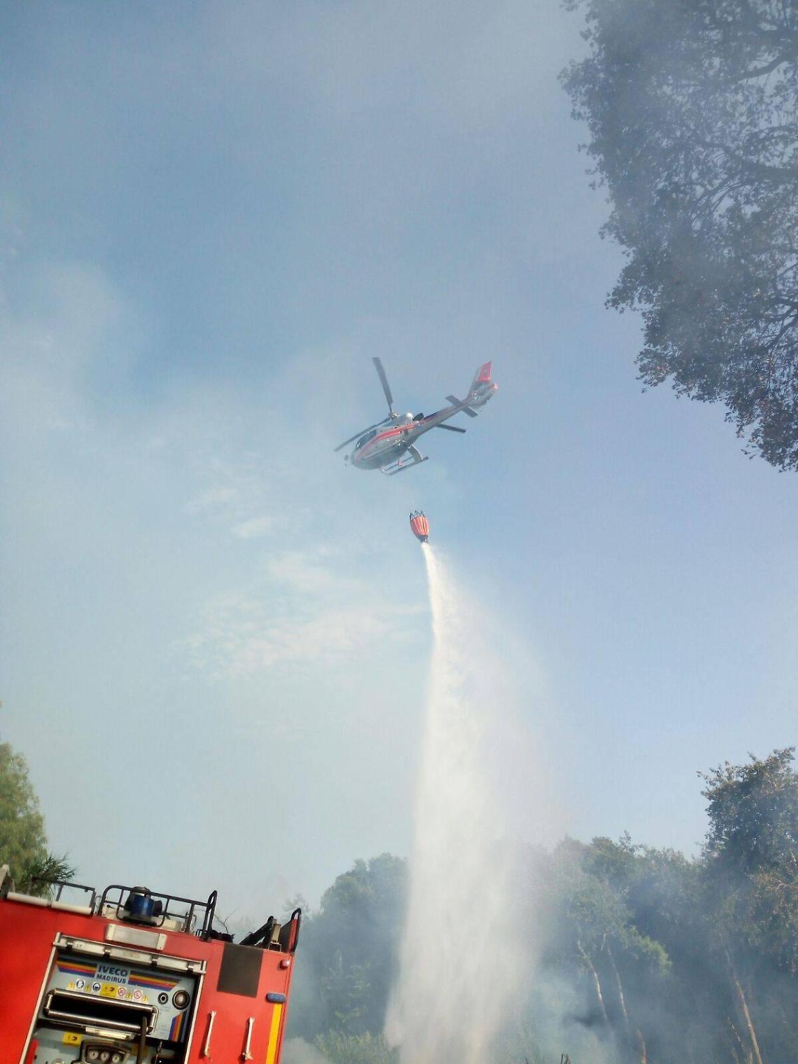 La perdita d'acqua diventa un lago da cui si riforniscono gli elicotteri anti incendio