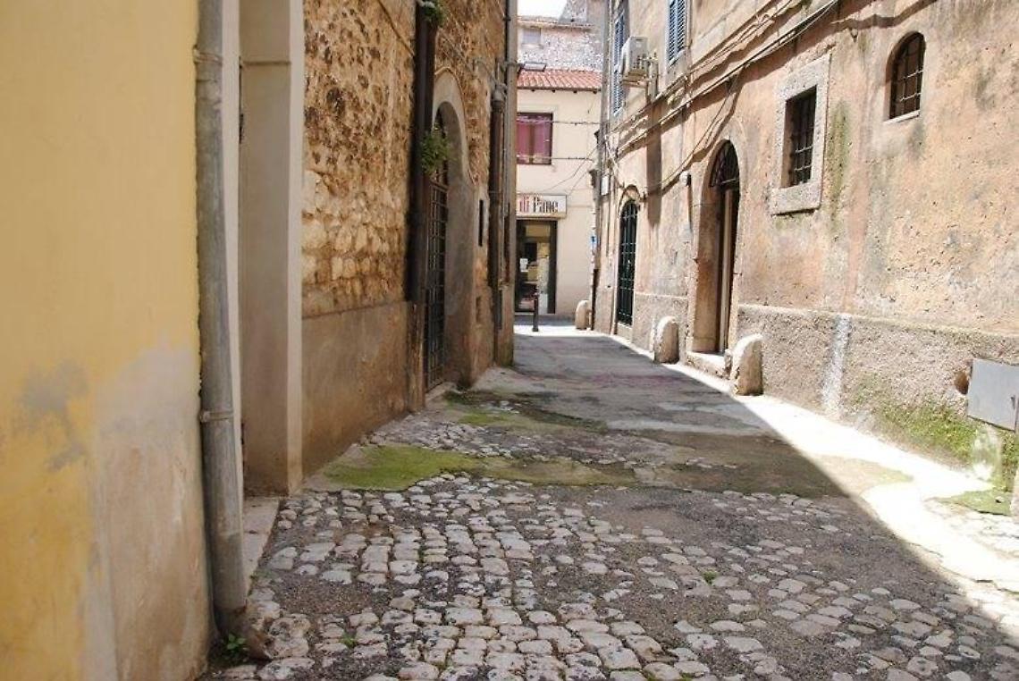 Entrano in casa e prendono a bastonate e bottigliate due connazionali, arrestati due rumeni