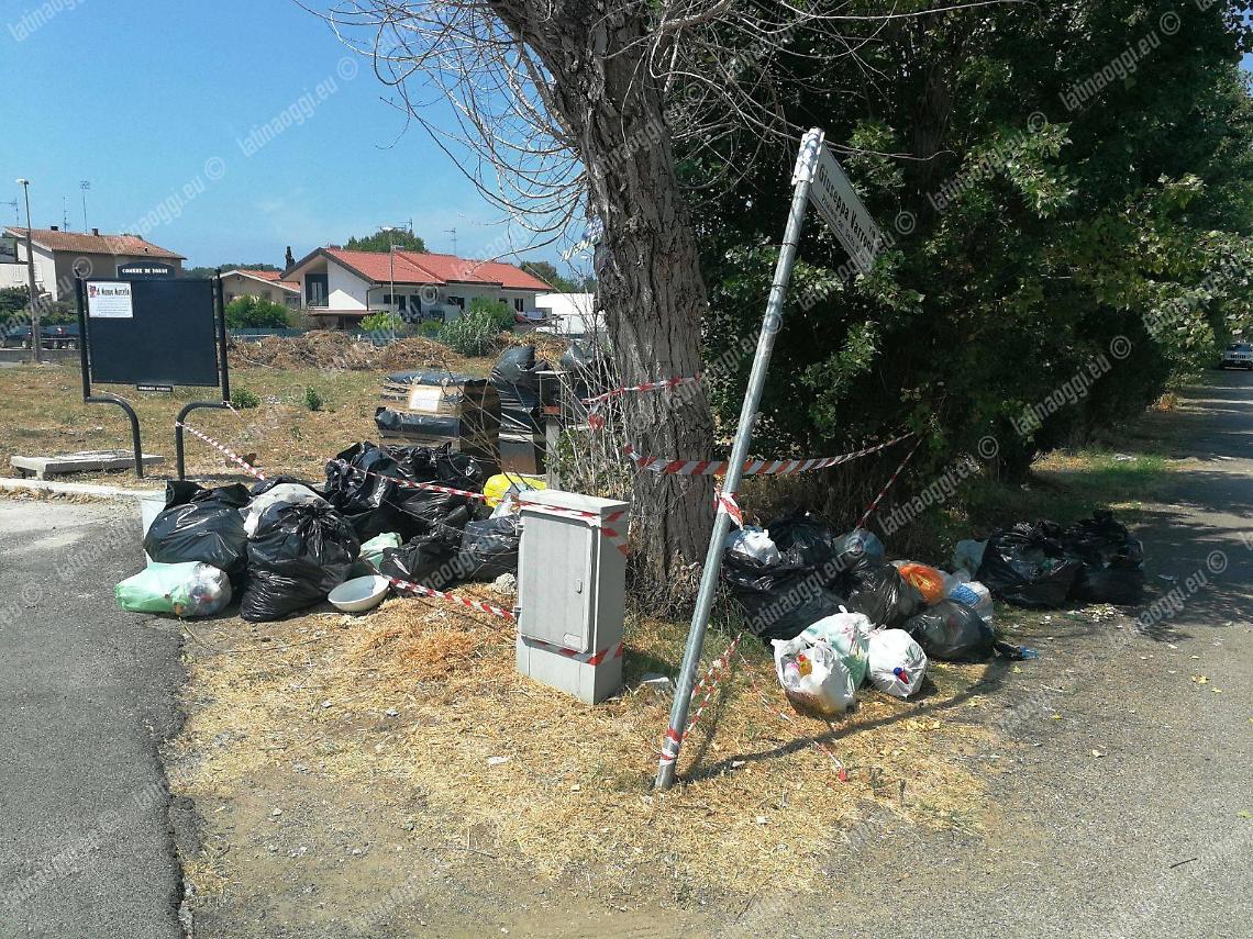 La giungla dei rifiuti al Salto di Fondi, rifiuti in strada e residenti infuriati