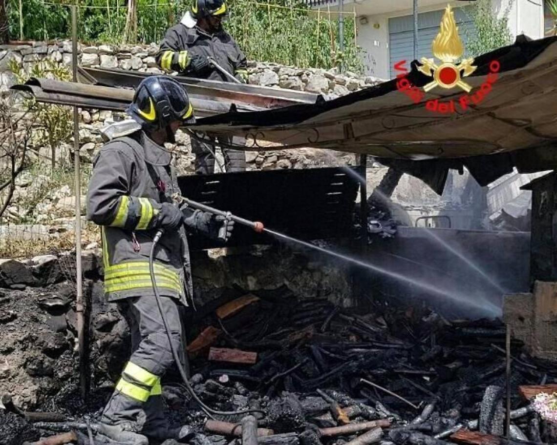 Divampa un incendio all'interno di una legnaia, paura per un'abitazione