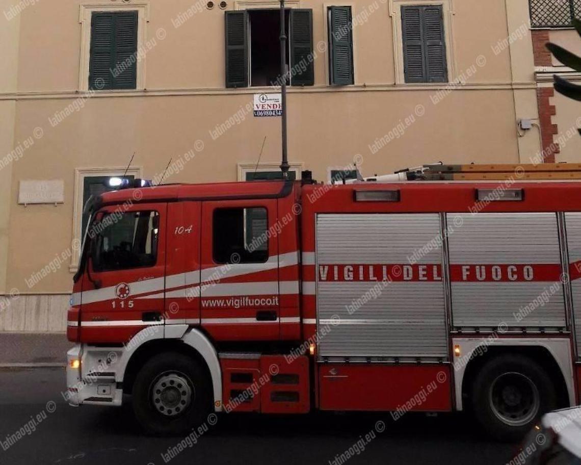 Perde il controllo dell'auto e finisce contro i tubi del gas, l'incidente in via Gramsci