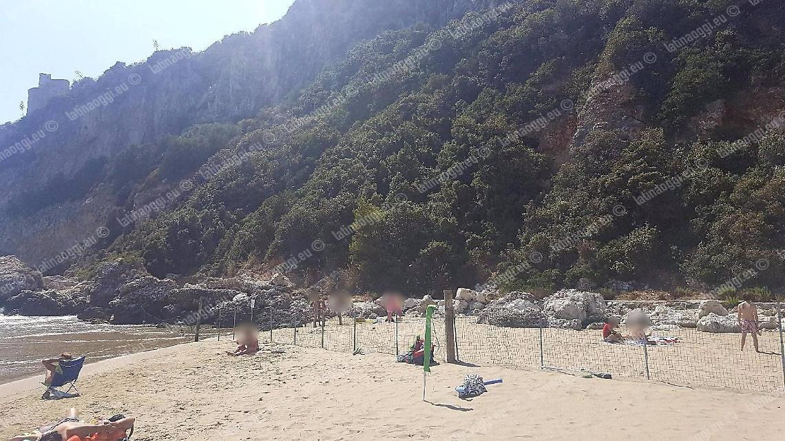 Spiaggetta al porto del Circeo interdetta per il rischio idrogeologico, divieti ignorati