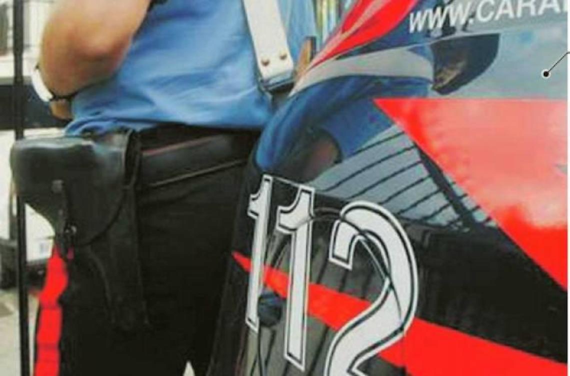 Dimenticano il figlio piccolo in piazza. I carabinieri li denunciano per abbandono di minore