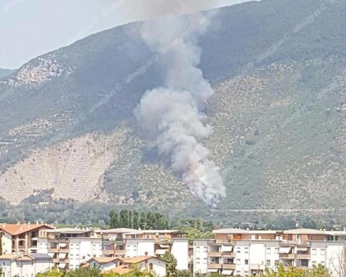 Vasto incendio sulle montagne tra Valvisciolo e Sermoneta, difficili le operazioni di spegnimento