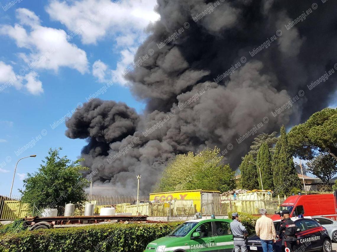 Incendio alla "Eco-X", revocato ogni divieto per la coltivazione degli ortaggi e il pascolo