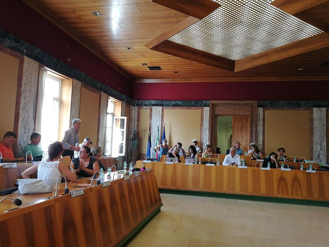 Aria condizionata rotta e mai riparata, Consiglio comunale sospeso per il troppo caldo