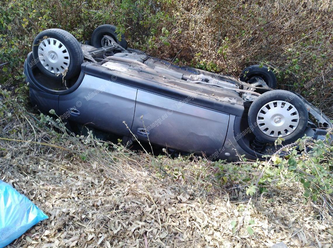 Si ribalta con l'auto lungo la Migliara 49, giovane ferita e trasportata in ospedale