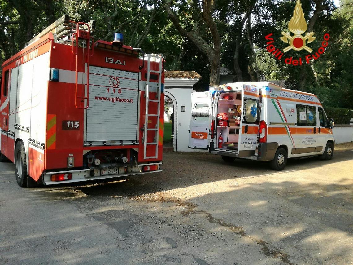 Anziana intrappolata in casa per un dolore all'arto, recuperata e soccorsa dai vigili del fuoco