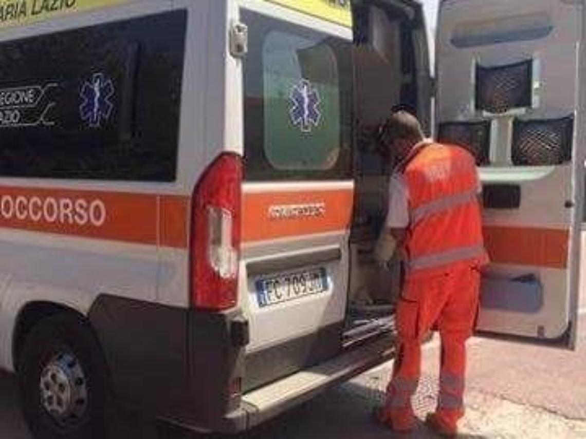 Donna accusa un malore in spiaggia, trasportata d'urgenza in elicottero al "Goretti"