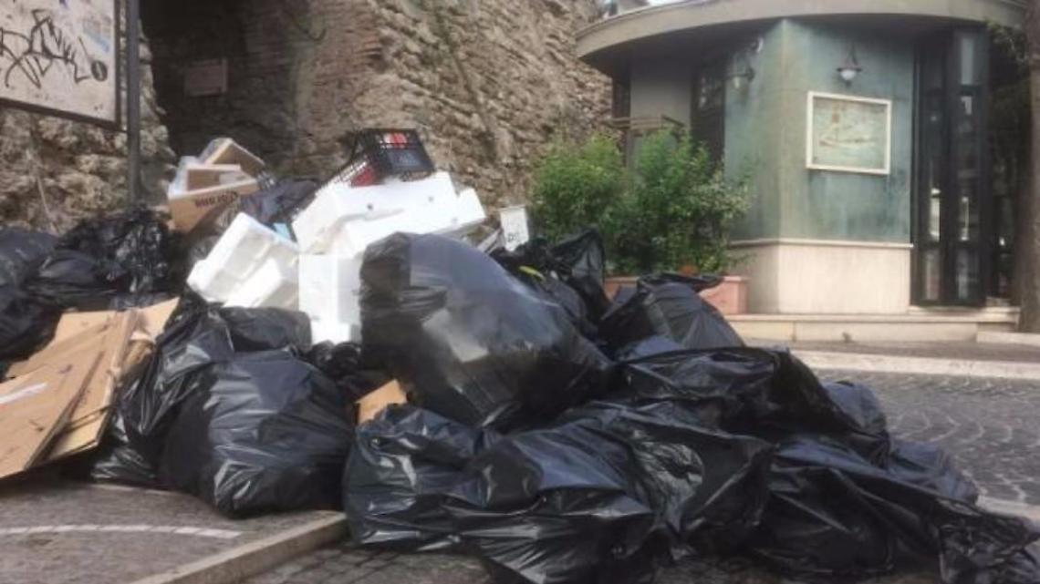Rifiuti abbandonati fuori dal Borgo medievale: arrivano le prime multe per commercianti e residenti