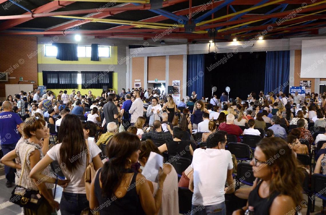 Dieci ore in fila per la cattedra, gli insegnanti in protesta: "Andavano previsti  scaglionamenti"