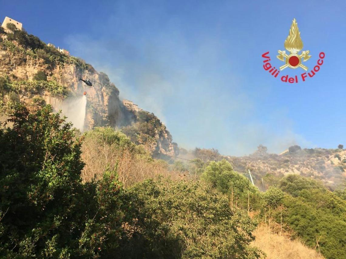 Fuoco a Norma, il forte sospetto della mano dei piromani. Il sindaco: "Bastardi"