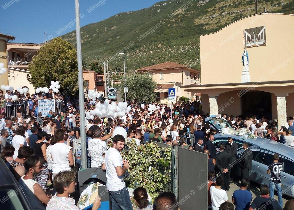 Terracina, palloncini bianchi e una chiesa gremita per l'ultimo saluto a Michele Rossi