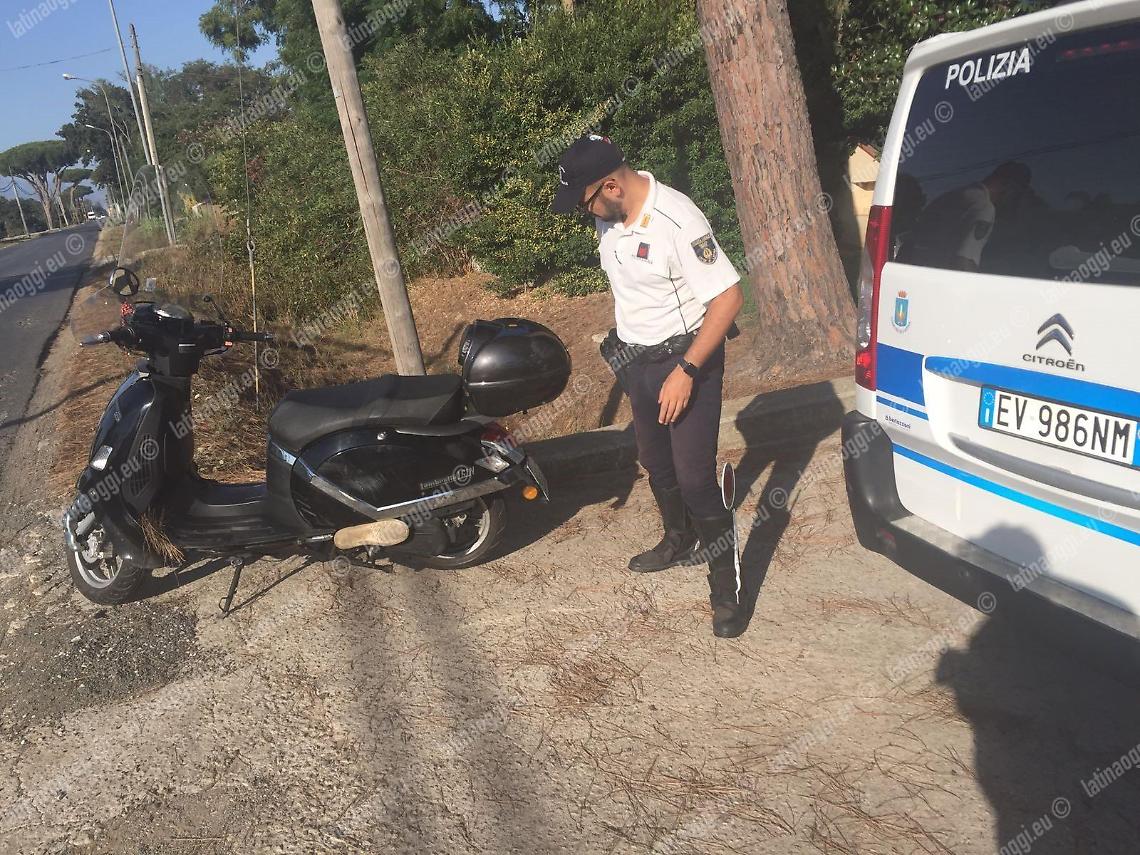 Incidente sulla Migliara 45, uomo perde il controllo dello scooter e finisce contro una macchina