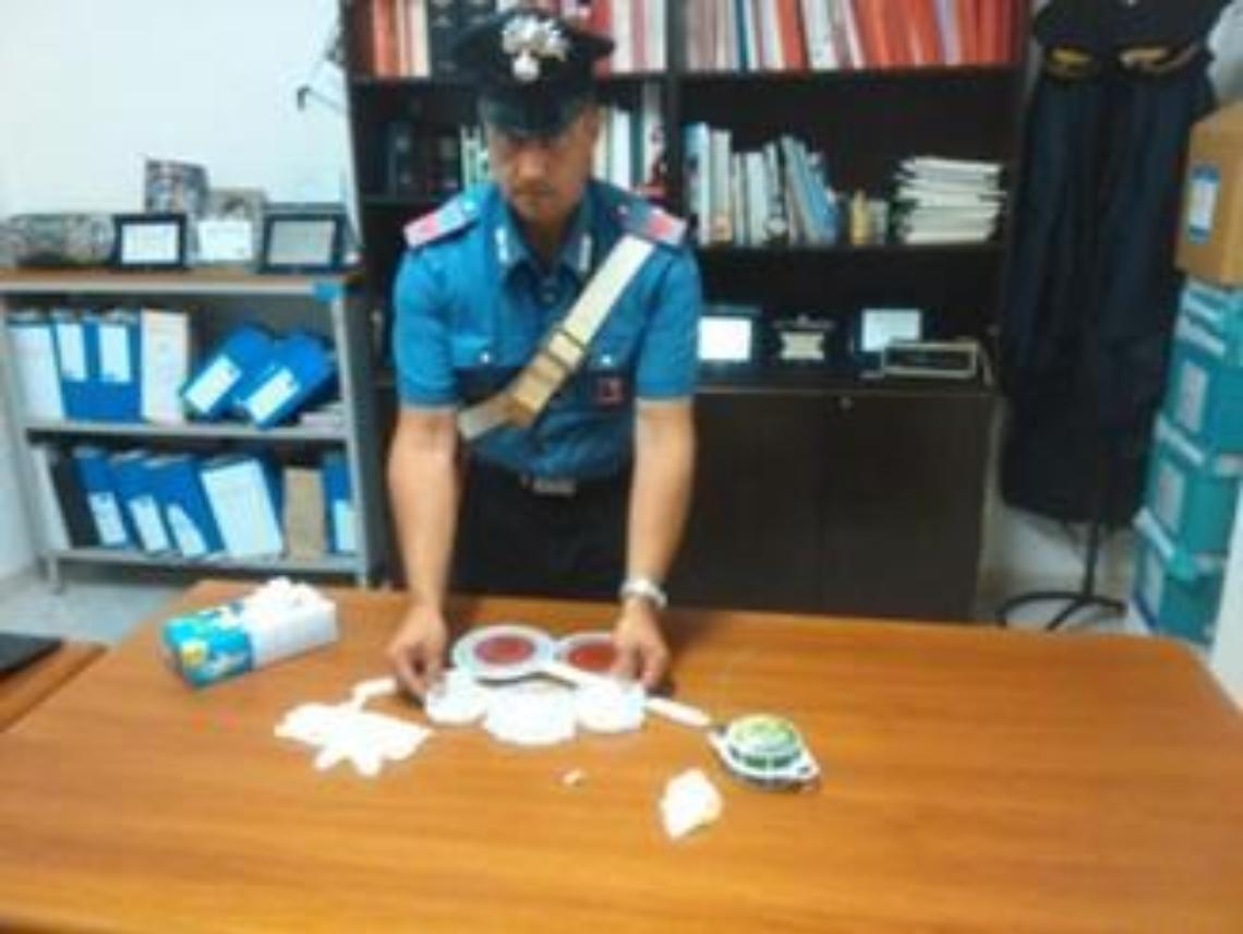 Trovato in possesso di circa 30 grammi di cocaina e materiale per il confezionamento, arrestato