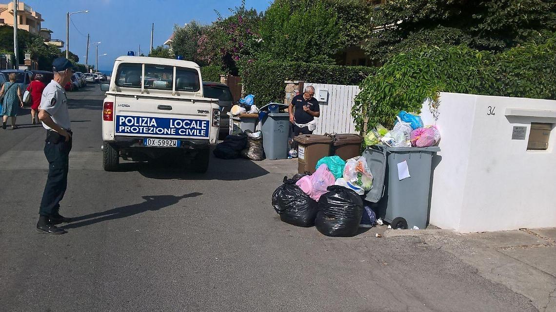 Sanzioni e diffide per chi getta i rifiuti in maniera illecita: le operazioni della Polizia Locale