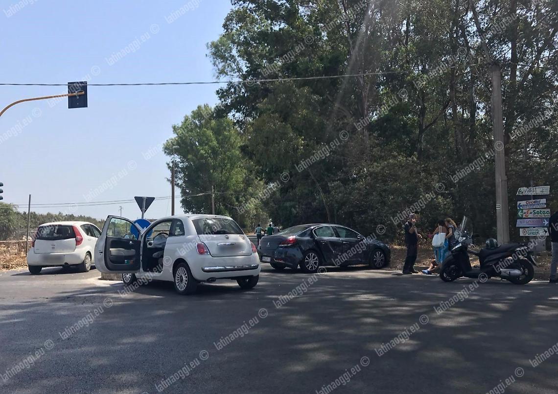 Passa con il semaforo rosso e prende in pieno un'altra auto, l'incidente in via Monte Circeo