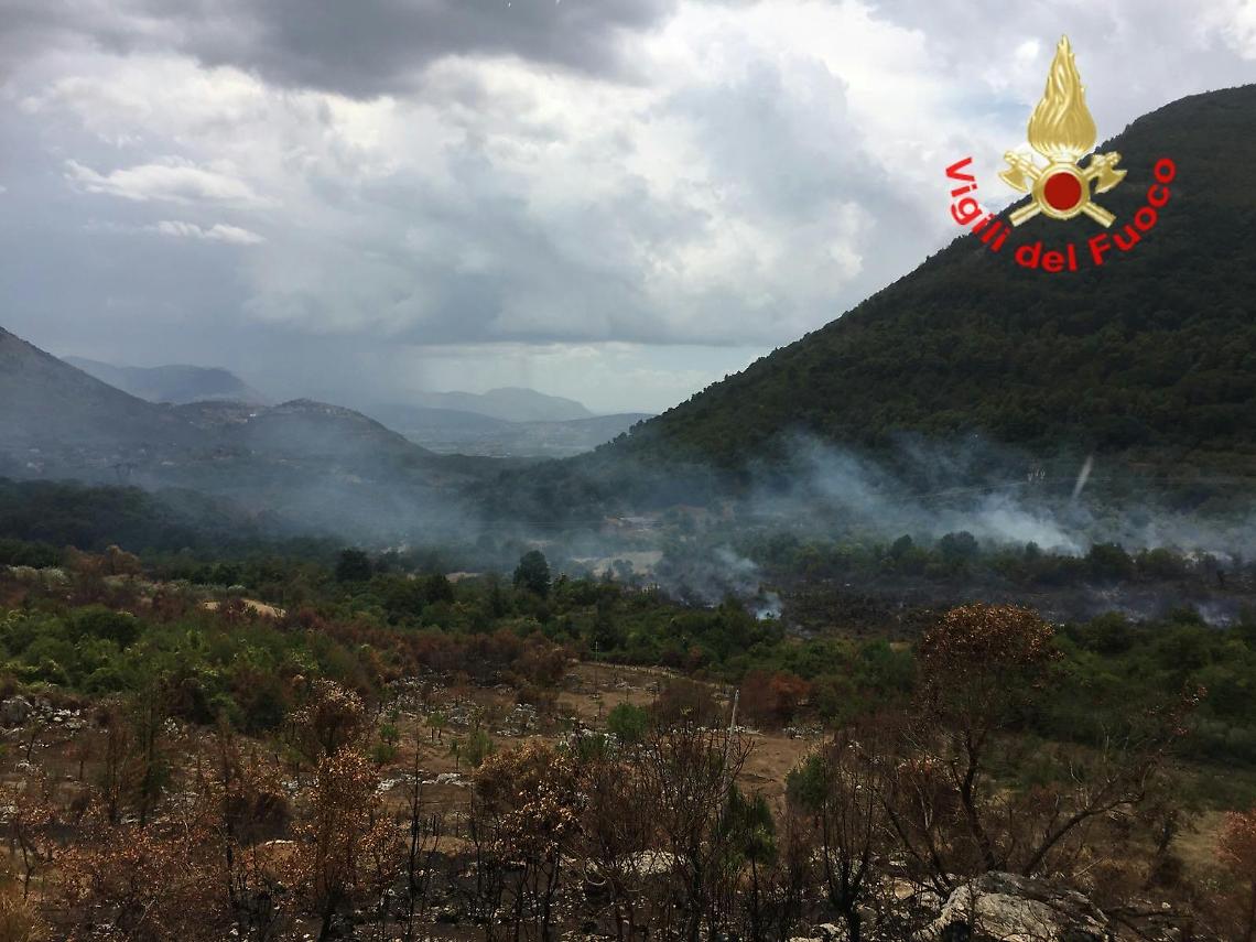 Ancora colline devastate dagli incendi, bruciati dal fuoco ettari di macchia mediterranea