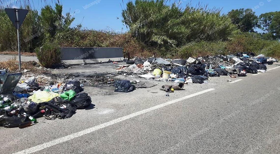Discariche a cielo aperto e rifiuti incendiati a Mazzocchio, un'emergenza ignorata
