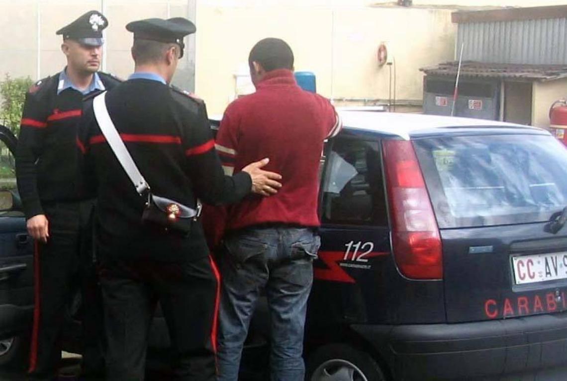 Agente viene accerchiato dagli ambulanti ed &egrave; costretto a sparare un colpo in aria