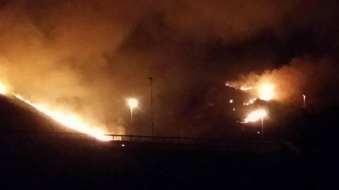 Terracina accerchiata da tre fronti di fuoco.Anche i trattori-cisterna per spegnere le fiamme
