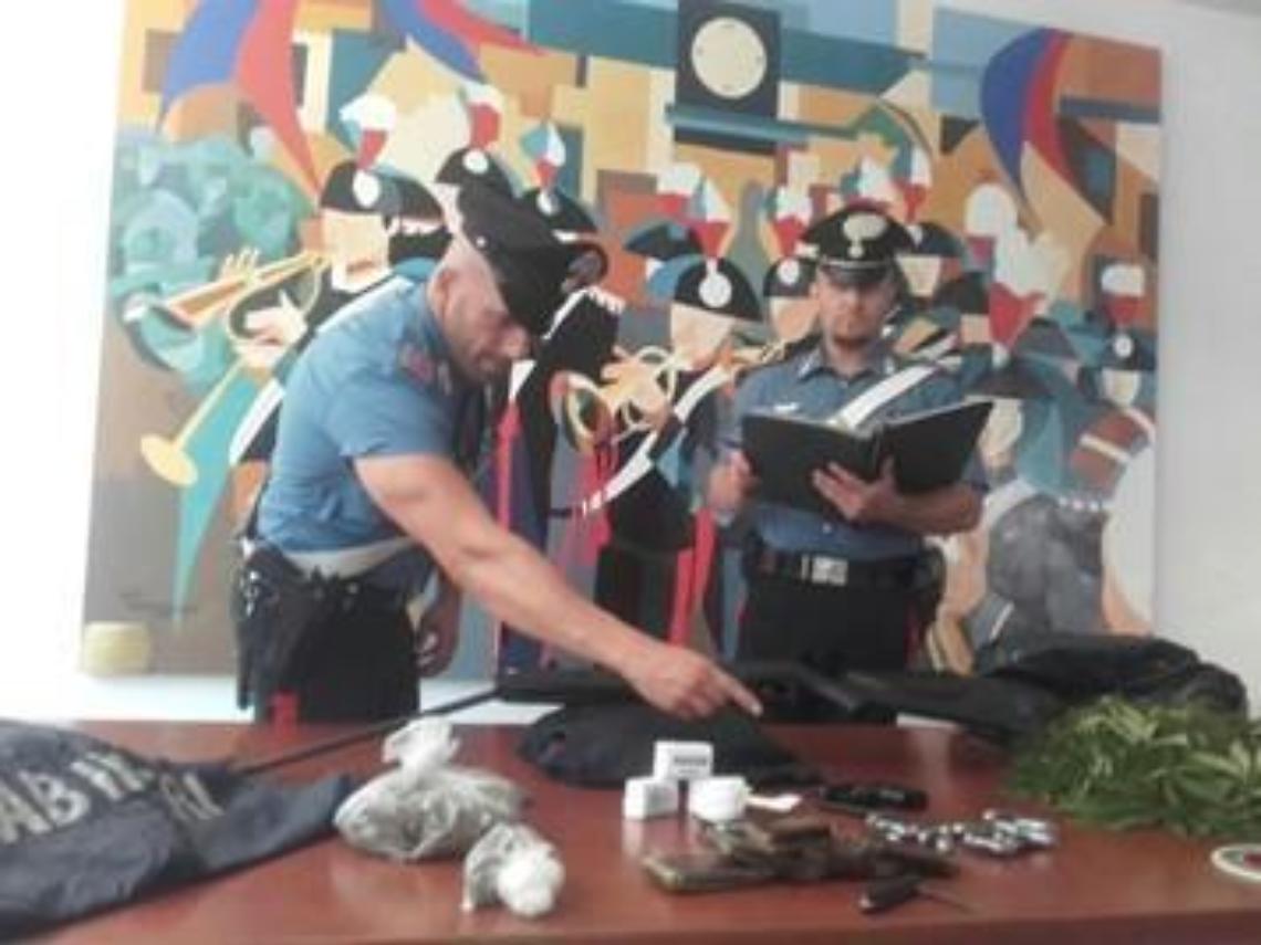 Nascondeva in casa cocaina, marijuana, hashish e una pistola con matricola abrasa, arrestato