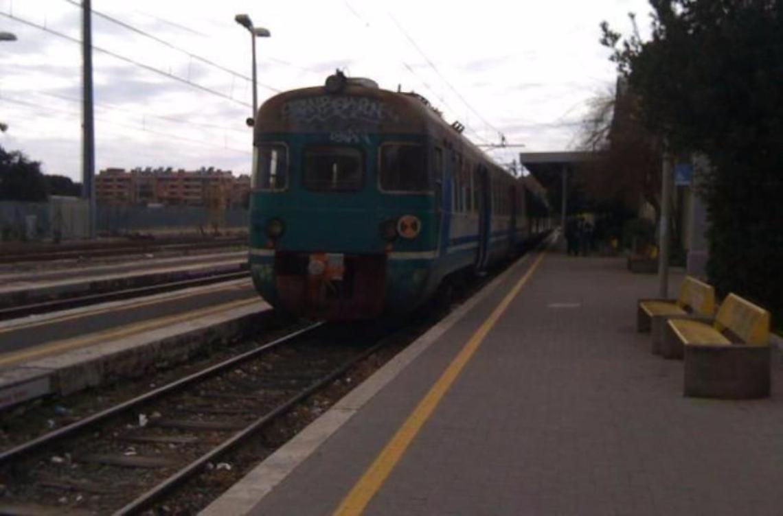 Incendio sulla ferrovia Velletri-Roma: circolazione riattivata. Cancellati sei treni nel pomeriggio