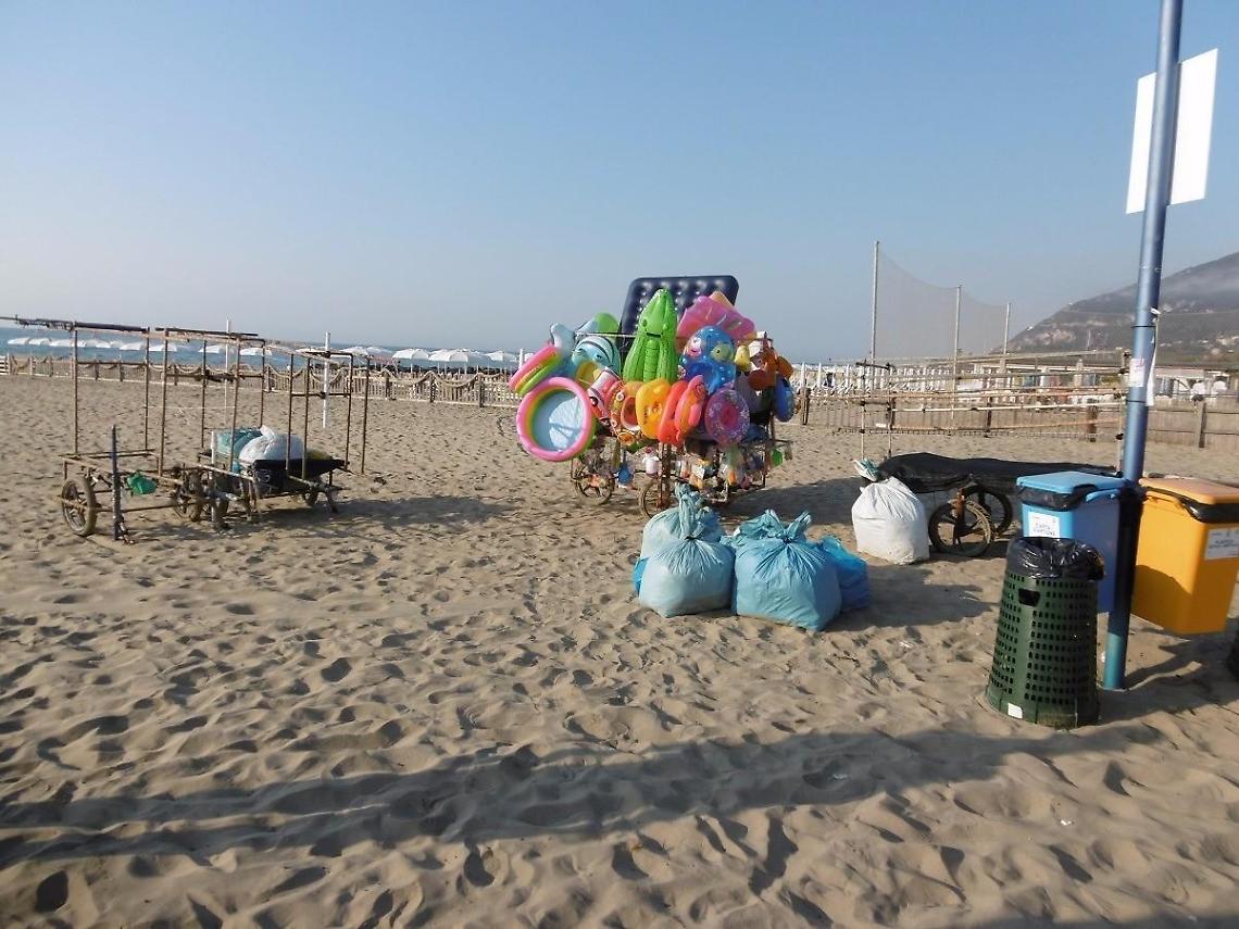 Venditori ambulanti irregolari sulle spiagge del Circeo, raffica di sequestri e verbali