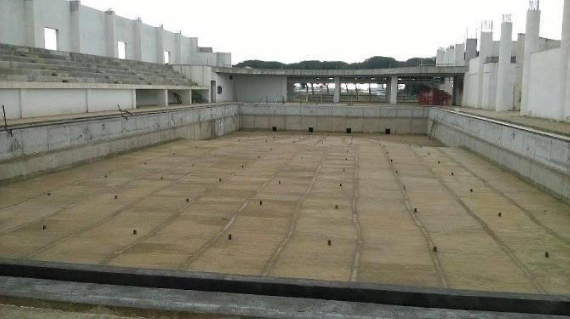 Un mutuo a tasso zero per recuperare la "cattedrale" della piscina. L'ultima chance per il Comune