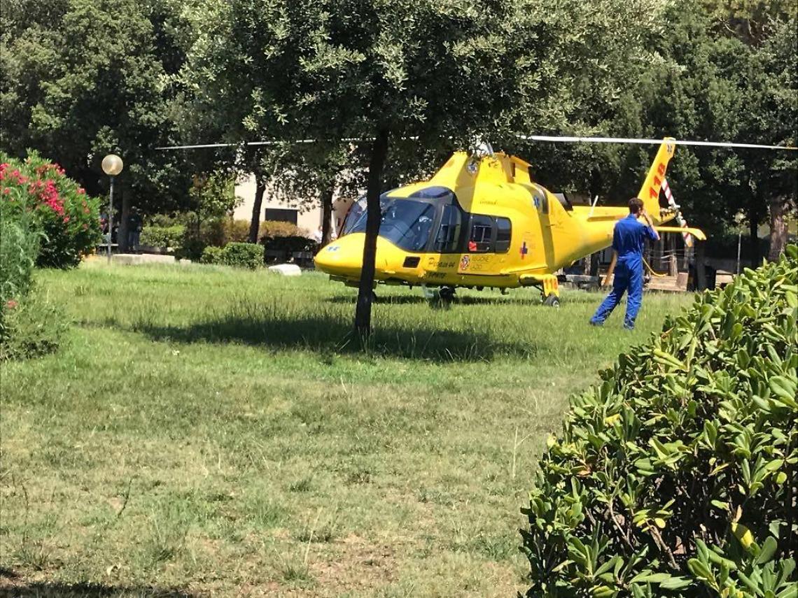 Viente travolto dalla motozappa mentre lavora nel giardino di casa, grave un uomo