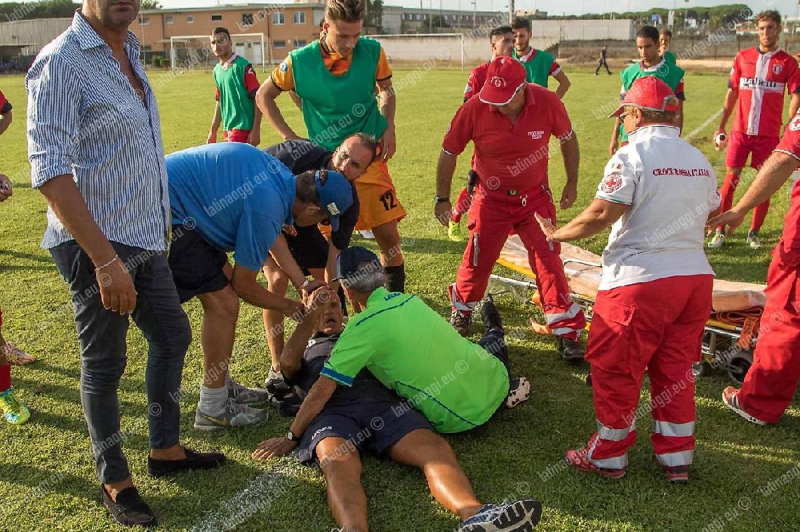 Lancio di bottigliette dagli spalti e dirigente colpito. Squalifica e multa pesante per il Latina