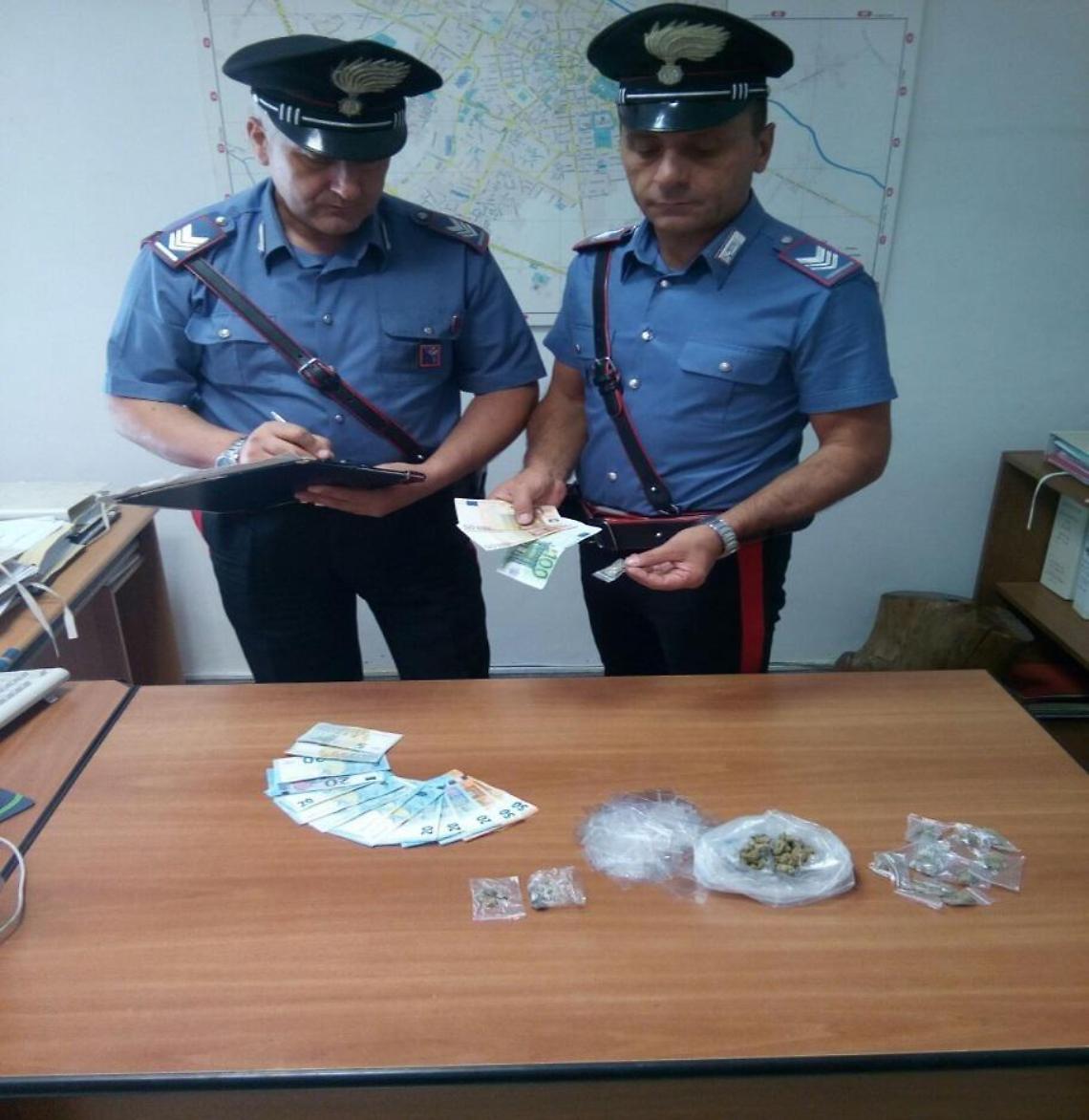 Perquisito e trovato in possesso di marijuana. Denunciato un giovane per spaccio