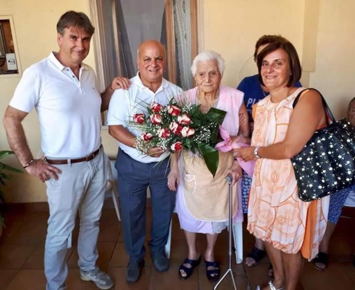 Nonna Settimia Fabi ha compiuto cento anni: grande festa in famiglia. Il sindaco porta i fiori