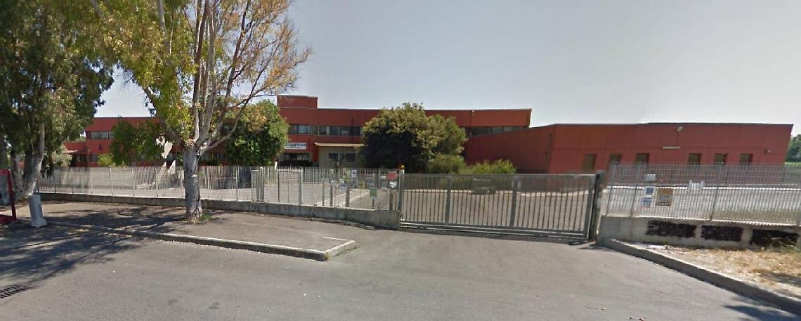 Vandali in azione nella scuola media di via Campo di Carne, svuotati gli estintori
